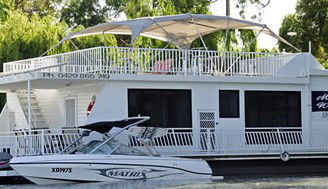 Moving Waters Self Contained Moored Houseboat - Accommodation Mount Tamborine 1