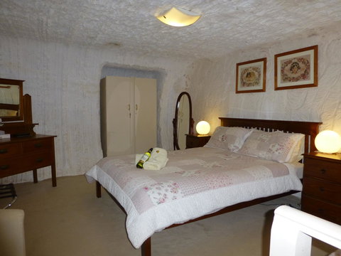 Underground Bed And Breakfast - Accommodation Mount Tamborine 4
