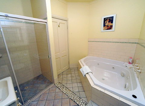 St Helens Cottages- Coach House - Accommodation Mount Tamborine 0