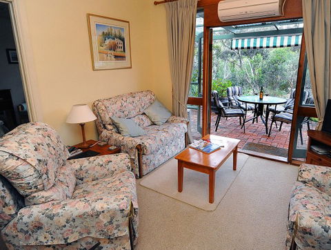 St Helens Cottages- Coach House - Accommodation Mount Tamborine 1