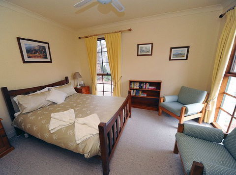 St Helens Cottages- Coach House - Accommodation Mount Tamborine 5