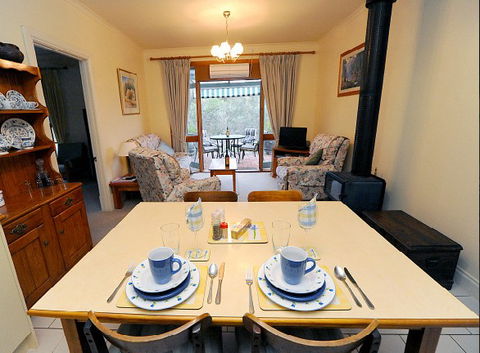 St Helens Cottages- Coach House - Accommodation Mount Tamborine 6