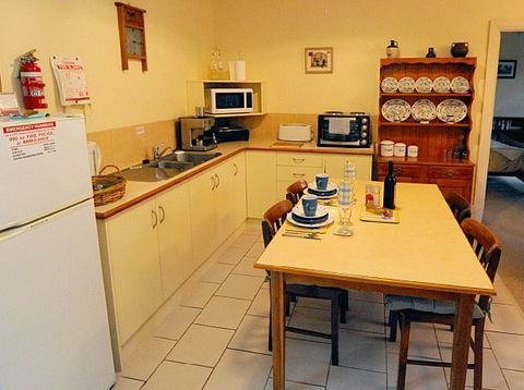 St Helens Cottages- Coach House - Accommodation Mount Tamborine 8