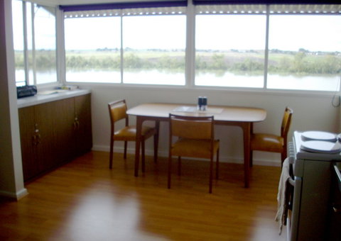 Riverfront Holiday House - Accommodation Mount Tamborine 2