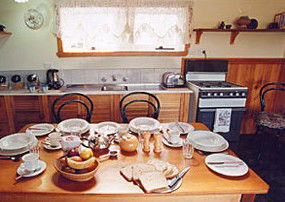 Touchwood Cottages - Accommodation Mount Tamborine 4