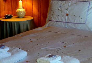 Hazelcreek Cottages - Accommodation Mount Tamborine 2