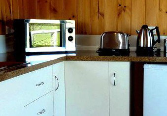 Hazelcreek Cottages - Accommodation Mount Tamborine 4