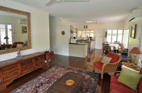 Cairns Holiday Homes Wilks House - Accommodation Mount Tamborine 1
