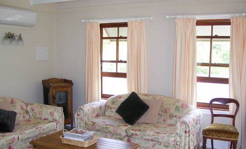 Hillcrest Cottage - Accommodation Mount Tamborine 2