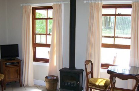 Hillcrest Cottage - Accommodation Mount Tamborine 3