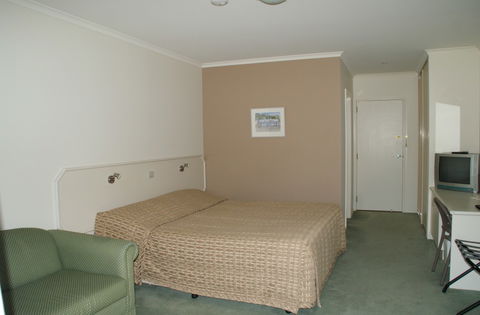 Deniliquin Country Club Motor Inn - Accommodation Mount Tamborine 1
