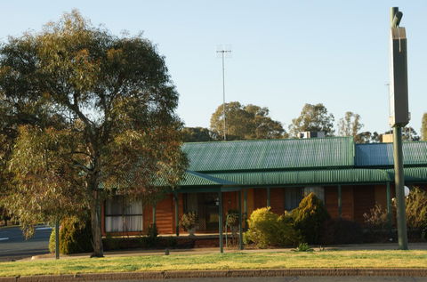 Deniliquin Country Club Motor Inn - Accommodation Mount Tamborine 2