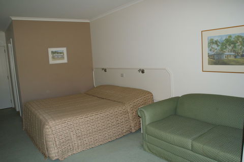 Deniliquin Country Club Motor Inn - Accommodation Mount Tamborine 4