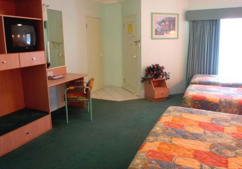 Runaway Bay Motor Inn - Accommodation Mount Tamborine 1