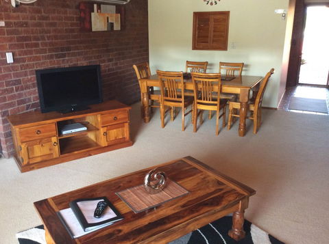 Cleveland Visitor Villas Motel & Shailer Park Garden Villas - Accommodation Mount Tamborine 0