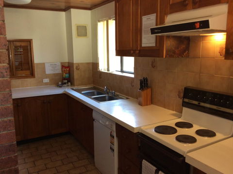 Cleveland Visitor Villas Motel & Shailer Park Garden Villas - Accommodation Mount Tamborine 5