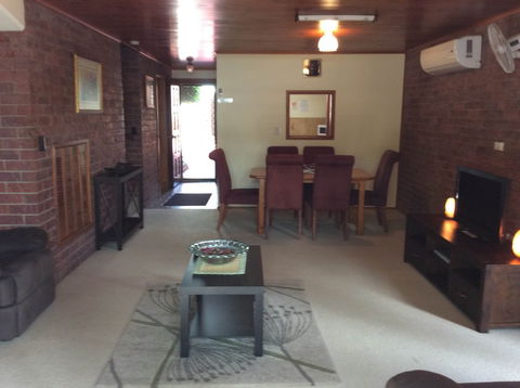 Cleveland Visitor Villas Motel & Shailer Park Garden Villas - Accommodation Mount Tamborine 8