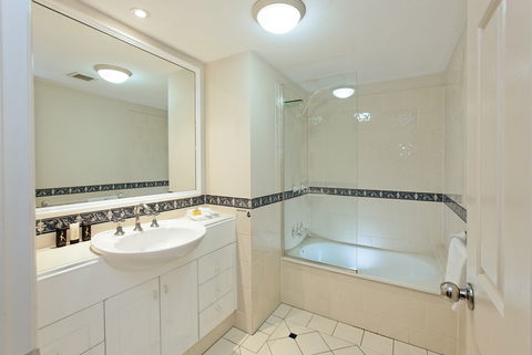 La Grande Apartments Broadbeach - Accommodation Mount Tamborine 3