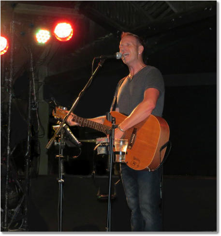 Jon J Bradley Entertainer - Accommodation Mount Tamborine 0