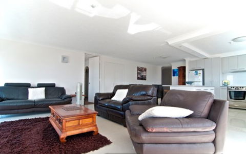 SURFERS CHALET HOLIDAY APARTMENTS - Accommodation Mount Tamborine 2