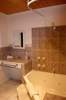 Hill 'N' Dale Farm Cottages - Accommodation Mount Tamborine 20