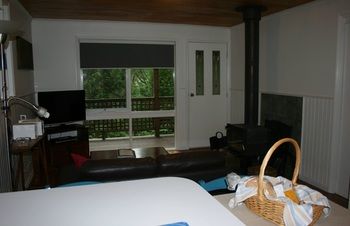 Hill 'N' Dale Farm Cottages - Accommodation Mount Tamborine 25
