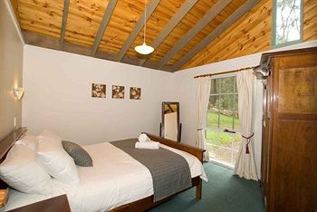 Hill 'N' Dale Farm Cottages - Accommodation Mount Tamborine 0