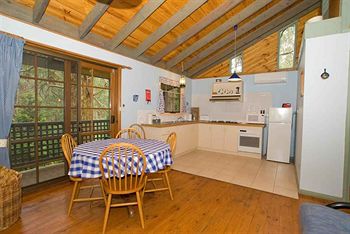Hill 'N' Dale Farm Cottages - Accommodation Mount Tamborine 2
