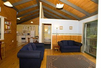 Hill 'N' Dale Farm Cottages - Accommodation Mount Tamborine 17