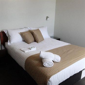 The Huskisson - Accommodation Mount Tamborine 6