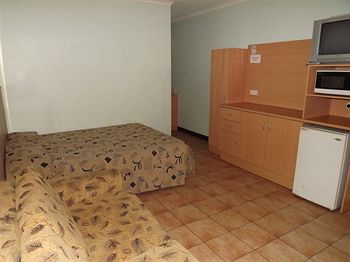 Palm Court Budget Motel Hostel/Backpackers - Accommodation Mount Tamborine 4