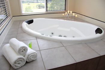 Yabbaloumba Retreat - Accommodation Mount Tamborine 7