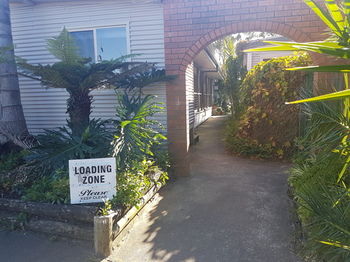 Bentley Waterfront Motel & Cottages - Accommodation Mount Tamborine 0