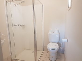 Bentley Waterfront Motel & Cottages - Accommodation Mount Tamborine 11