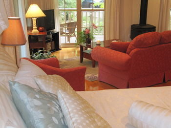 Myers Creek Cascades Luxury Cottages - Accommodation Mount Tamborine 4