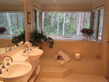Myers Creek Cascades Luxury Cottages - Accommodation Mount Tamborine 7