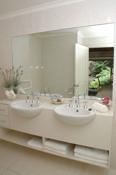 Myers Creek Cascades Luxury Cottages - Accommodation Mount Tamborine 9