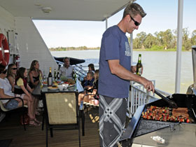 Boats And Bedzzz - The Murray Dream Self-contained Moored Houseboat - Accommodation Mount Tamborine 3