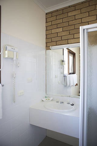 Tudor House Motel - Accommodation Mount Tamborine 2