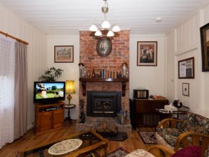 Tenterfield Historic Luxury Cottage - Accommodation Mount Tamborine 0