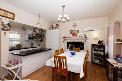 Tenterfield Historic Luxury Cottage - Accommodation Mount Tamborine 4