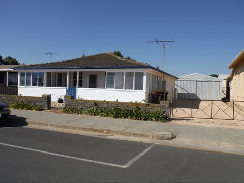 The Little White House - Accommodation Mount Tamborine 3