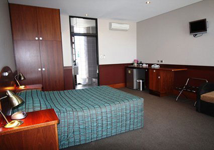 Highlander Hotel Bar Kitchen Rooftop - Accommodation Mount Tamborine 2