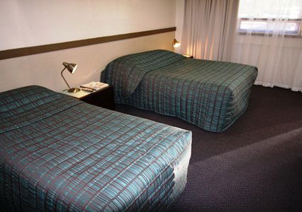 Highlander Hotel Bar Kitchen Rooftop - Accommodation Mount Tamborine 3