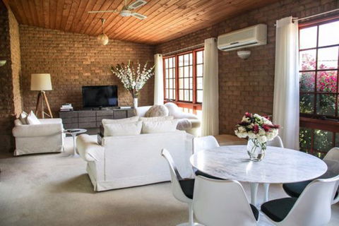 Brigham House - Tooma - Accommodation Mount Tamborine 3