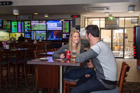 Pedens Hotel - Accommodation Mount Tamborine 1