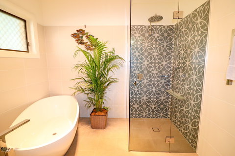 A Reflection On The Lake - Accommodation Mount Tamborine 5