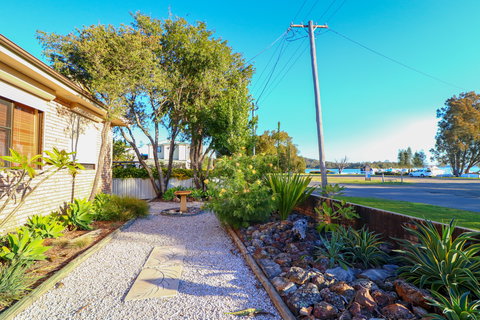 A Reflection On The Lake - Accommodation Mount Tamborine 7
