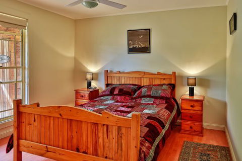Coach House Hill Cottage - Accommodation Mount Tamborine 2