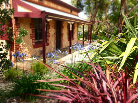 The Creek Cottage - Accommodation Mount Tamborine 0